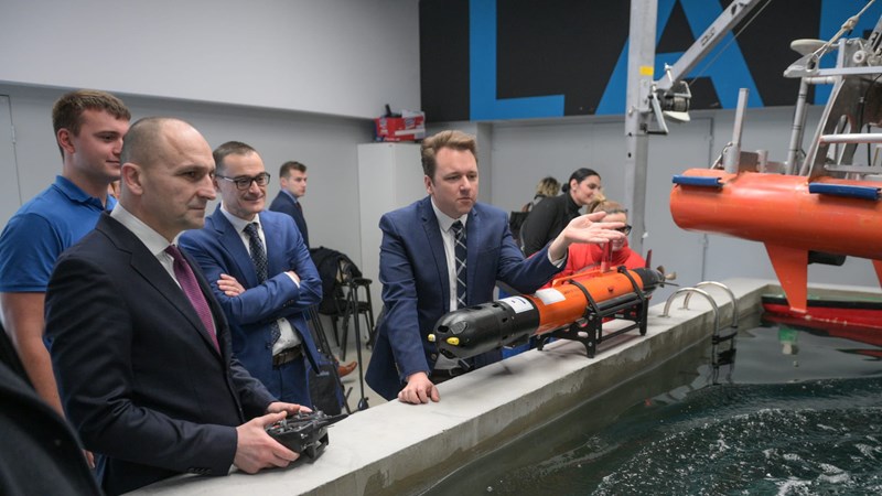Ministar Anušić najavio produbljenje suradnje s FER-om
